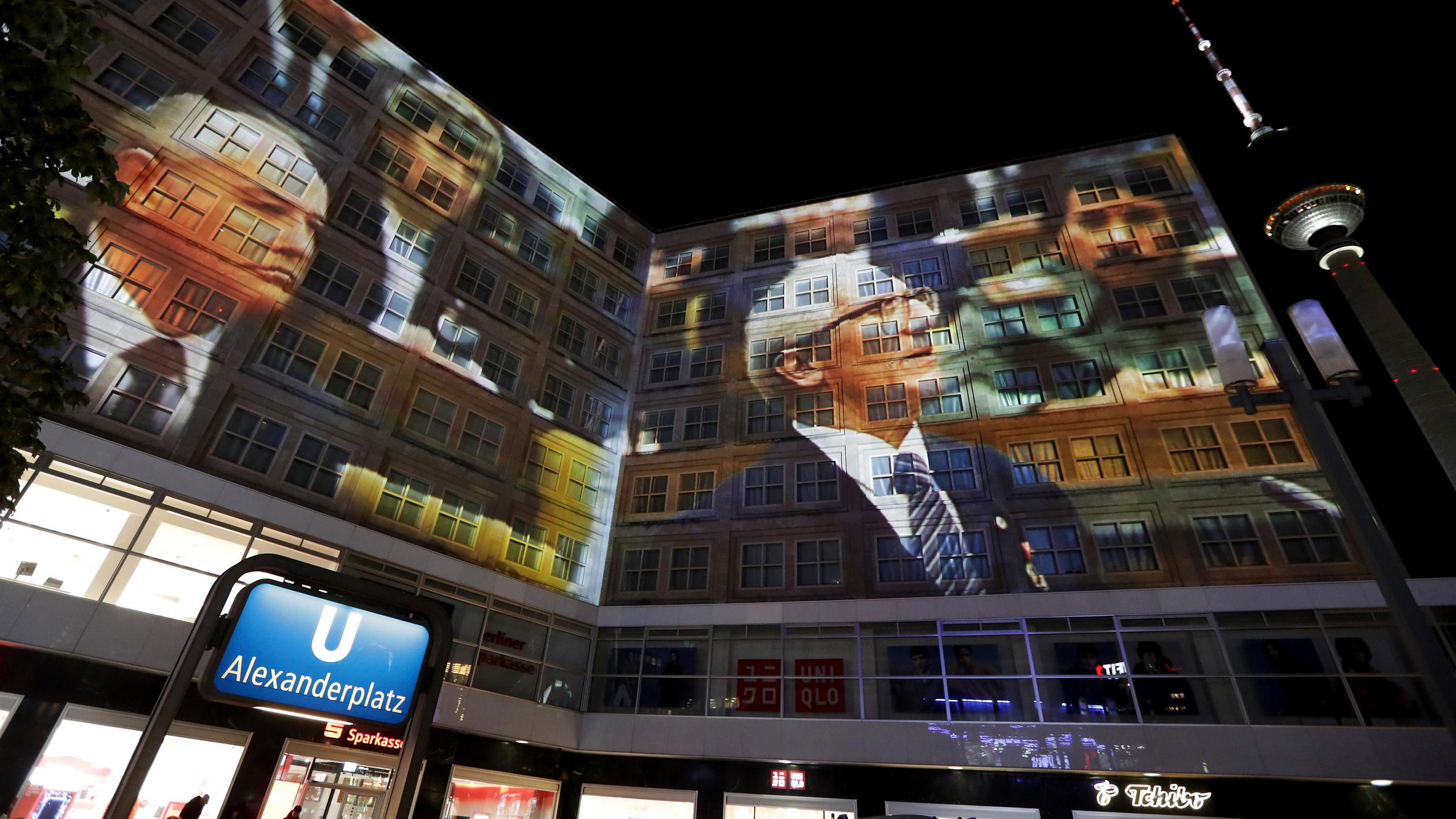 Lichtinstallation auf dem Alexanderplatz in Berlin am 04.11.2019