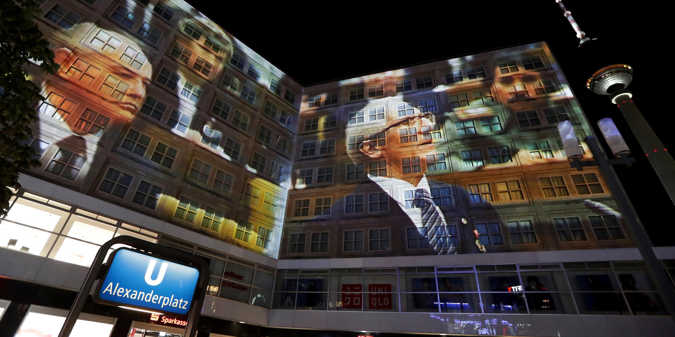 Lichtinstallation auf dem Alexanderplatz in Berlin am 04.11.2019