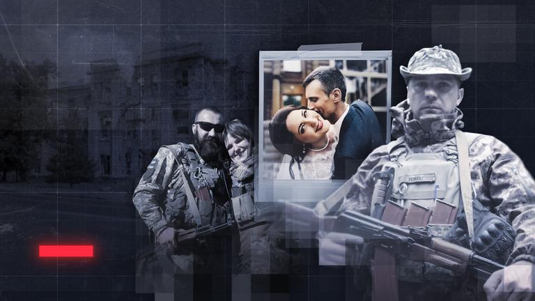 Bildcollage: Hochzeitsfoto eines Paares vor dem Krieg als Polaroid-Foto umrahmt von einem zweiten Paar in Kampf-Uniform im Hintergrund und einem weiteren Mann imn Kampf-Uniform