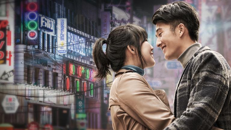 Ein junges Paar vor der den Straßen Seouls