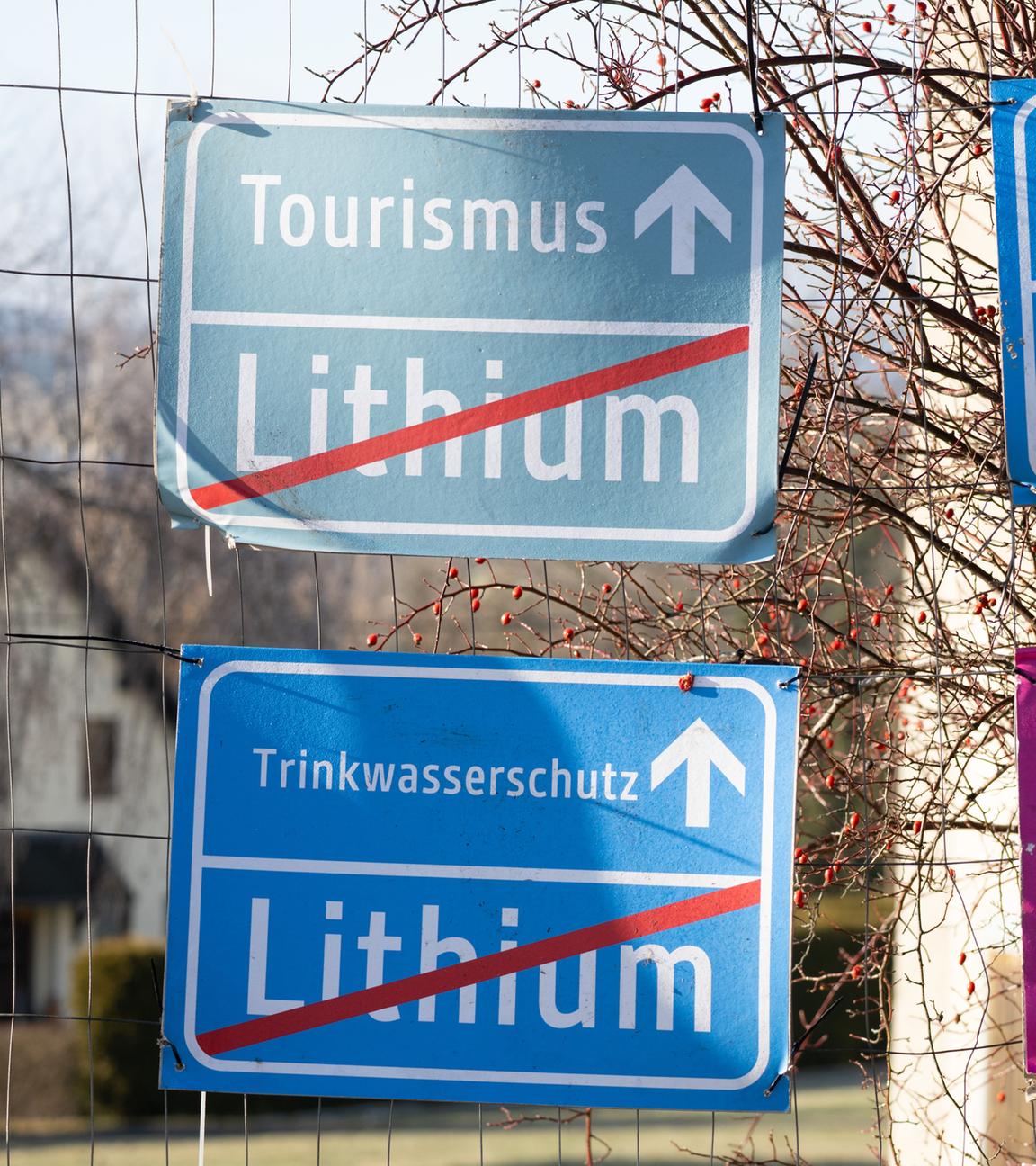 Schilder gegen Lithiumabbau in Liebenau hängen an einem Bauzaun.