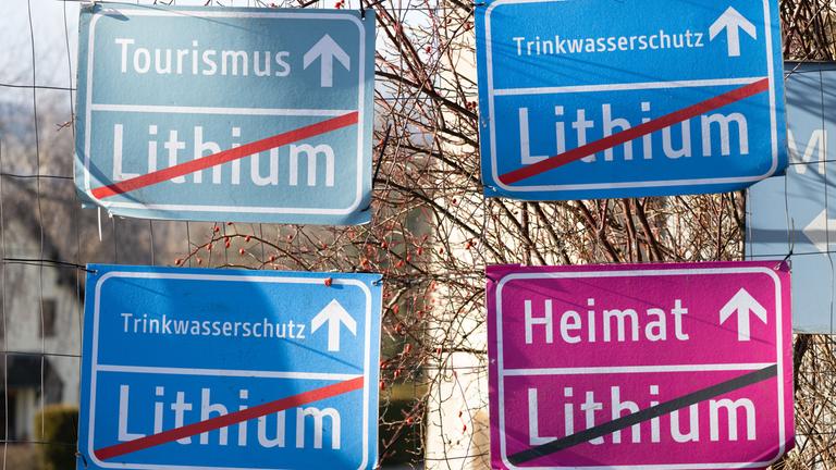 Schilder gegen Lithiumabbau in Liebenau hängen an einem Bauzaun.
