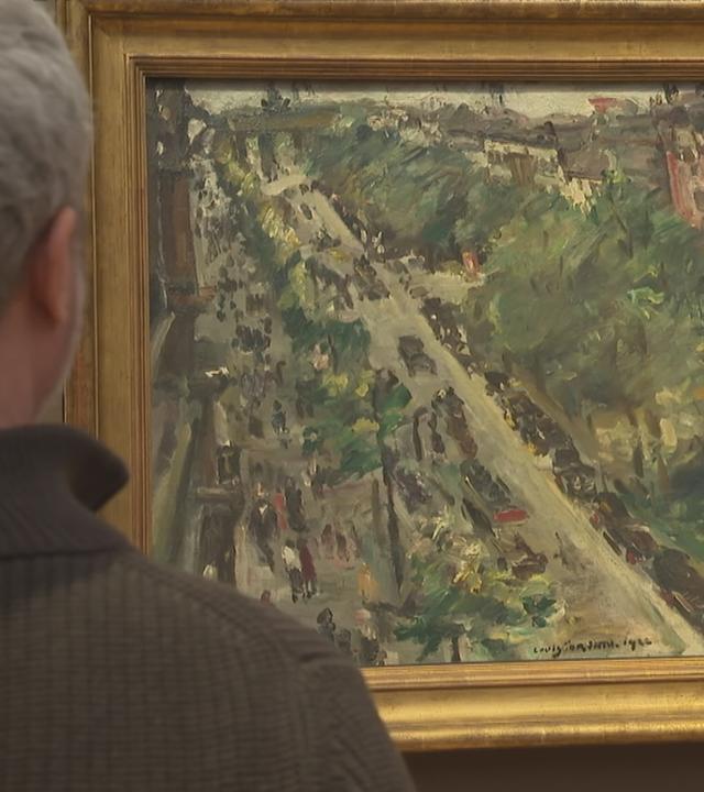 Ein Mensch schaut sich ein Bild von Max Liebermann an