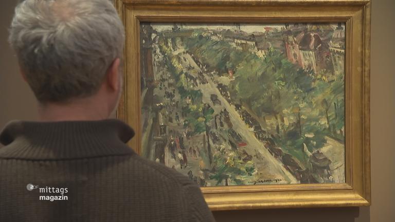 Ein Mensch schaut sich ein Bild von Max Liebermann an