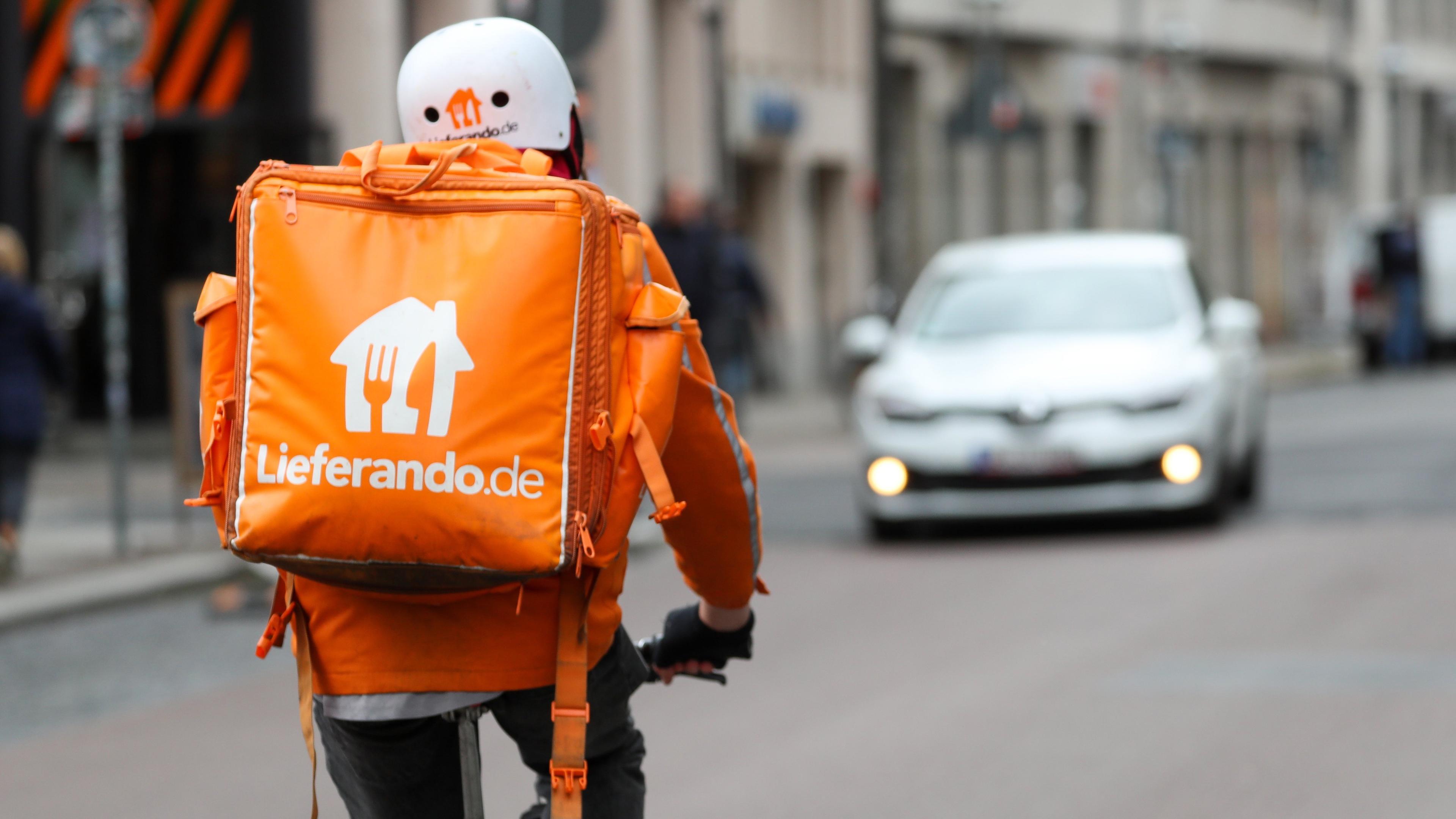 Sachsen, Leipzig: Ein Fahradbote von Lieferando fährt durch die Innenstadt.