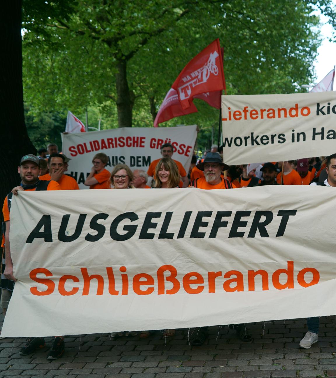 Die Fahrer des Lieferdiensts Lieferando demonstrieren gegen die Auslagerung ihrer Arbeitsplaetze
