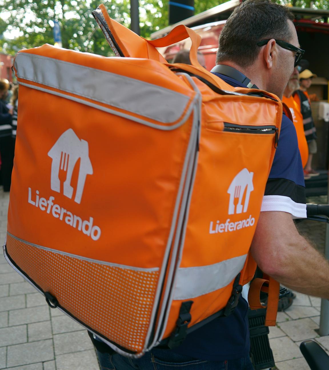 Mitarbeitende von Lieferando protestieren gegen eine geplante Auslagerung.