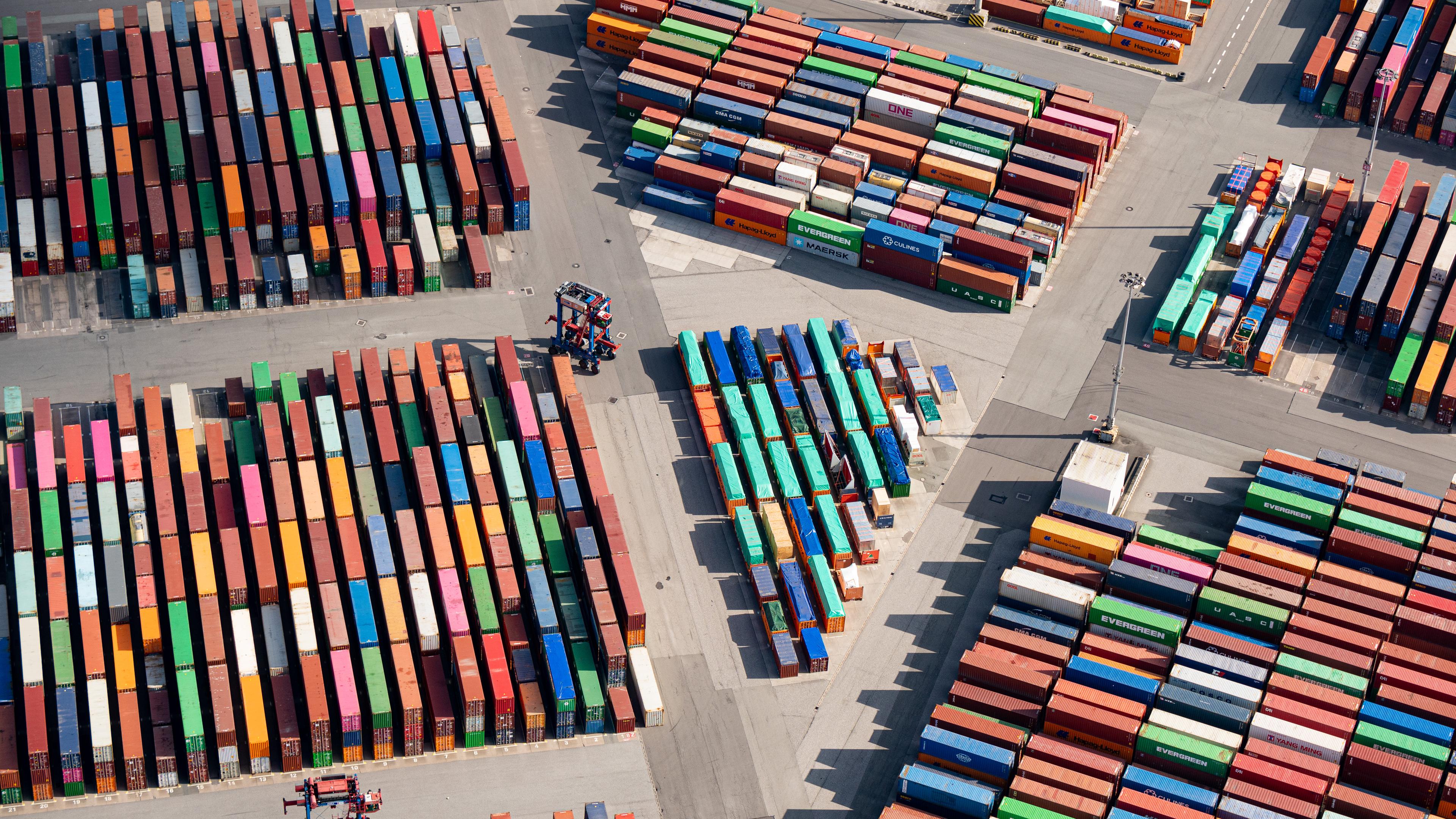 Hafengelände mit zahlreichen Containern