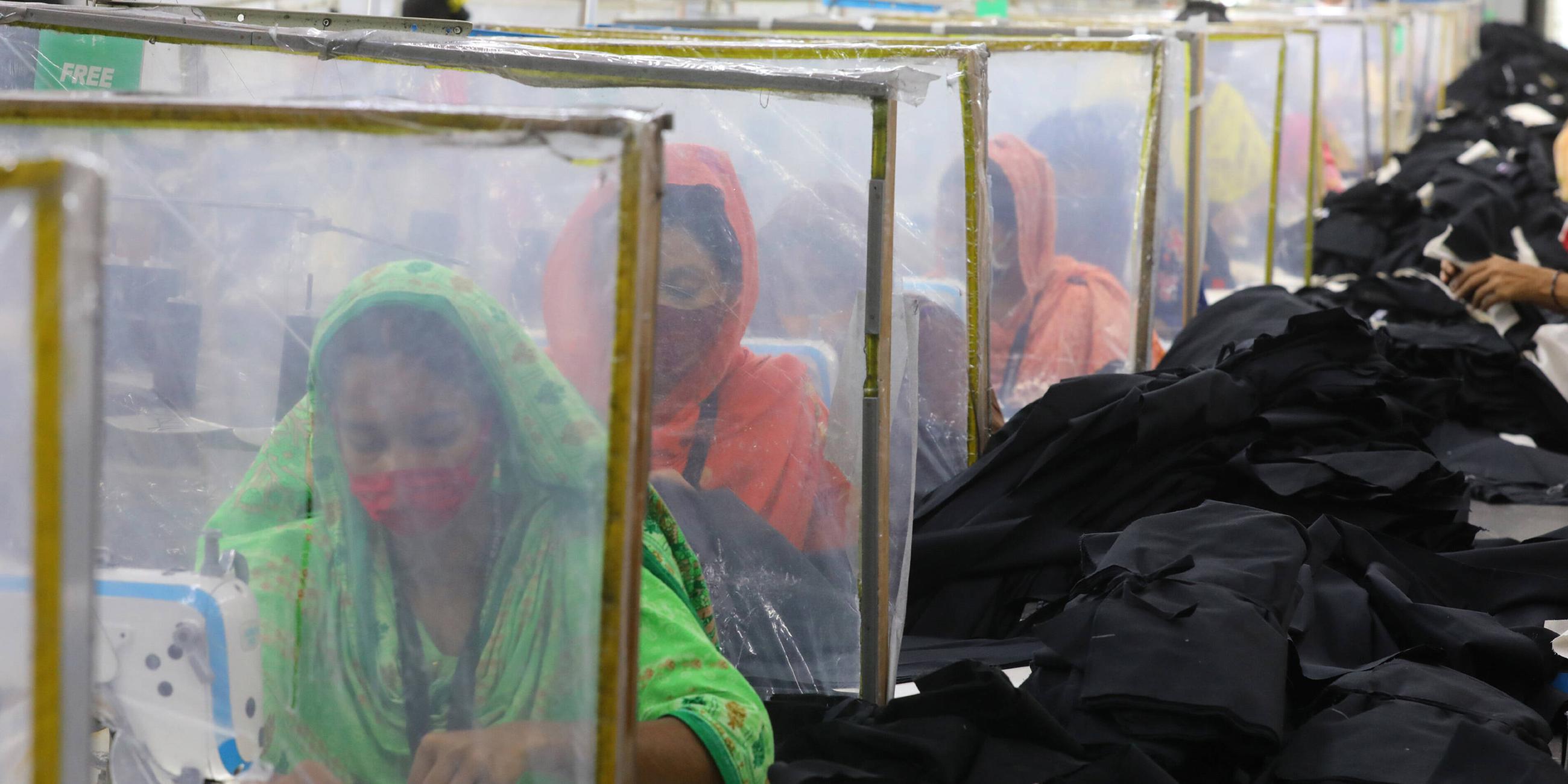 Arbeiterinnen bei der Herstellung von Kleidung in einer Bekleidungsfabrik in Dhaka