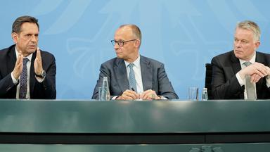  Olaf Lies (SPD), Ministerpräsident von Niedersachsen, Bundeskanzler Friedrich Merz (CDU) und Gordon Schnieder (CDU), Ministerpräsident von Rheinland-Pfalz, geben bei der Ministerpräsidentenkonferenz (MPK) im Bundeskanzleramt eine Pressekonferenz.