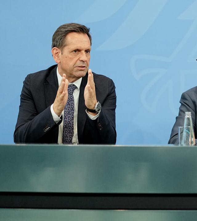  Olaf Lies (SPD), Ministerpräsident von Niedersachsen, Bundeskanzler Friedrich Merz (CDU) und Gordon Schnieder (CDU), Ministerpräsident von Rheinland-Pfalz, geben bei der Ministerpräsidentenkonferenz (MPK) im Bundeskanzleramt eine Pressekonferenz.