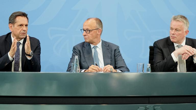 Olaf Lies (SPD), Ministerpräsident von Niedersachsen, Bundeskanzler Friedrich Merz (CDU) und Gordon Schnieder (CDU), Ministerpräsident von Rheinland-Pfalz, geben bei der Ministerpräsidentenkonferenz (MPK) im Bundeskanzleramt eine Pressekonferenz.