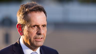 Olaf Lies, Ministerpräsident von Niedersachsen, gibt nach der Sitzung des VW-Aufsichtsrats ein Pressestatement.