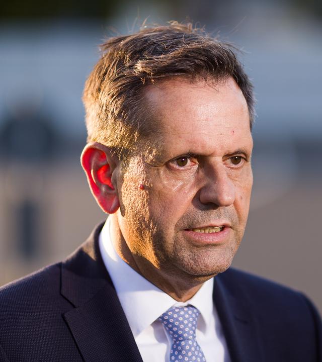 Olaf Lies, Ministerpräsident von Niedersachsen, gibt nach der Sitzung des VW-Aufsichtsrats ein Pressestatement.