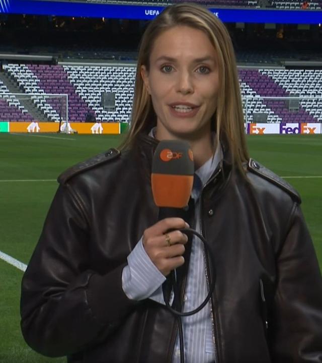 ZDF-Sportreporterin Lili Engels im Bernabeu-Stadion in Madrid