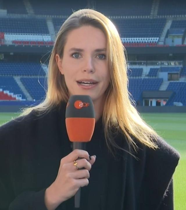 ZDF-Sportreporterin Lili Engels im Stadion von Paris Saint-Germain