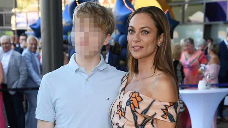 Lilly Becker (rechts) posiert zusammen mit ihrem Sohn Amadeus auf einem Event. 
