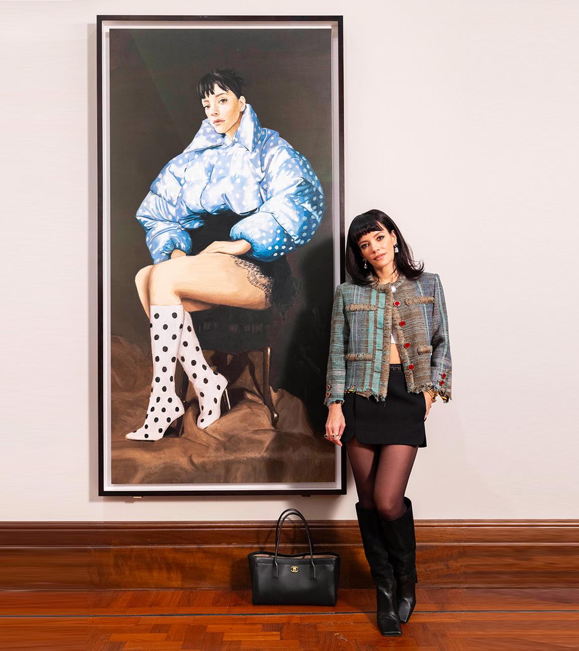 Sängerin Lily Allen posiert vor einem Gemälde ihres neuen Albumcovers.