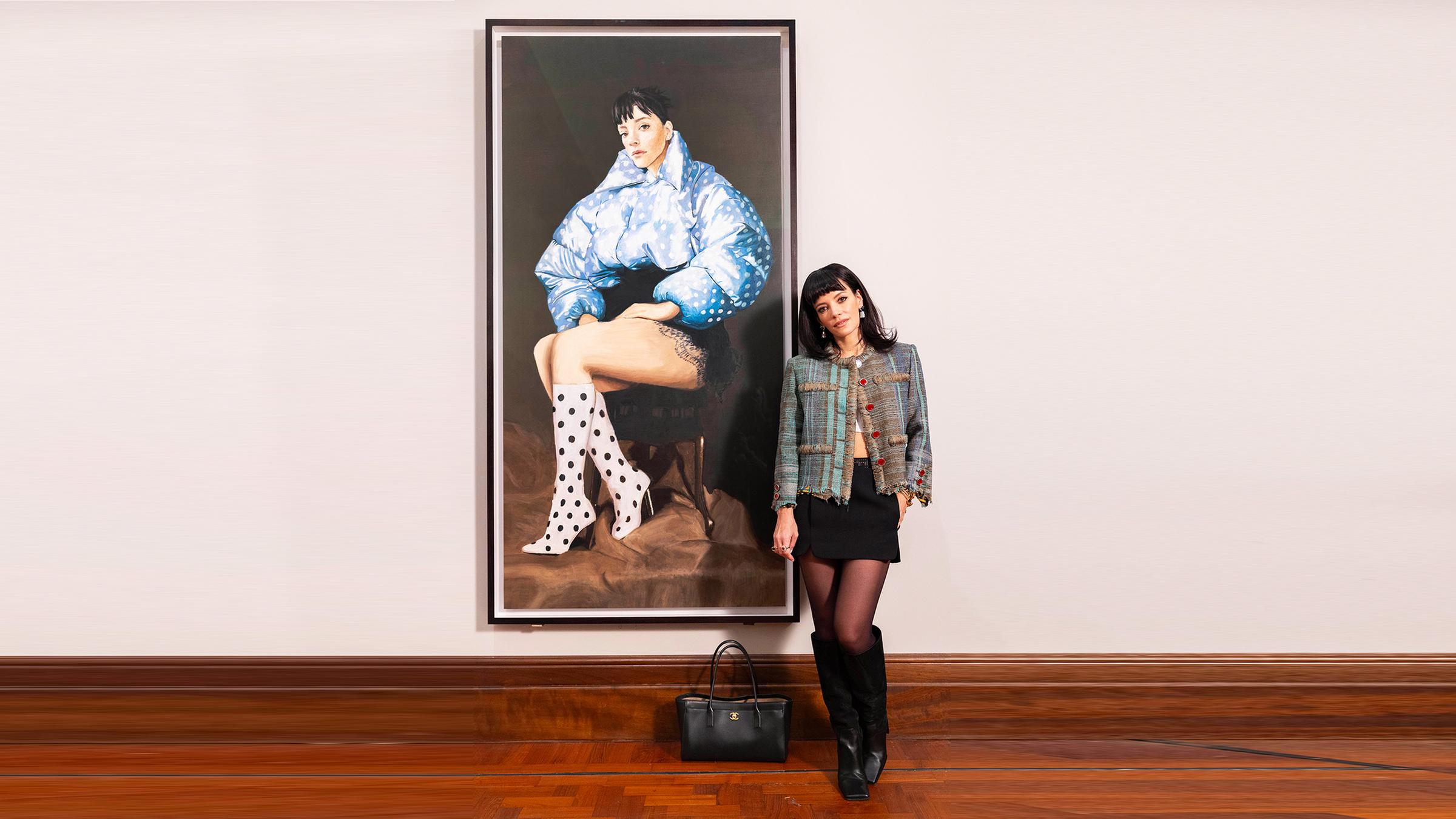 Sängerin Lily Allen posiert vor einem Gemälde ihres neuen Albumcovers.