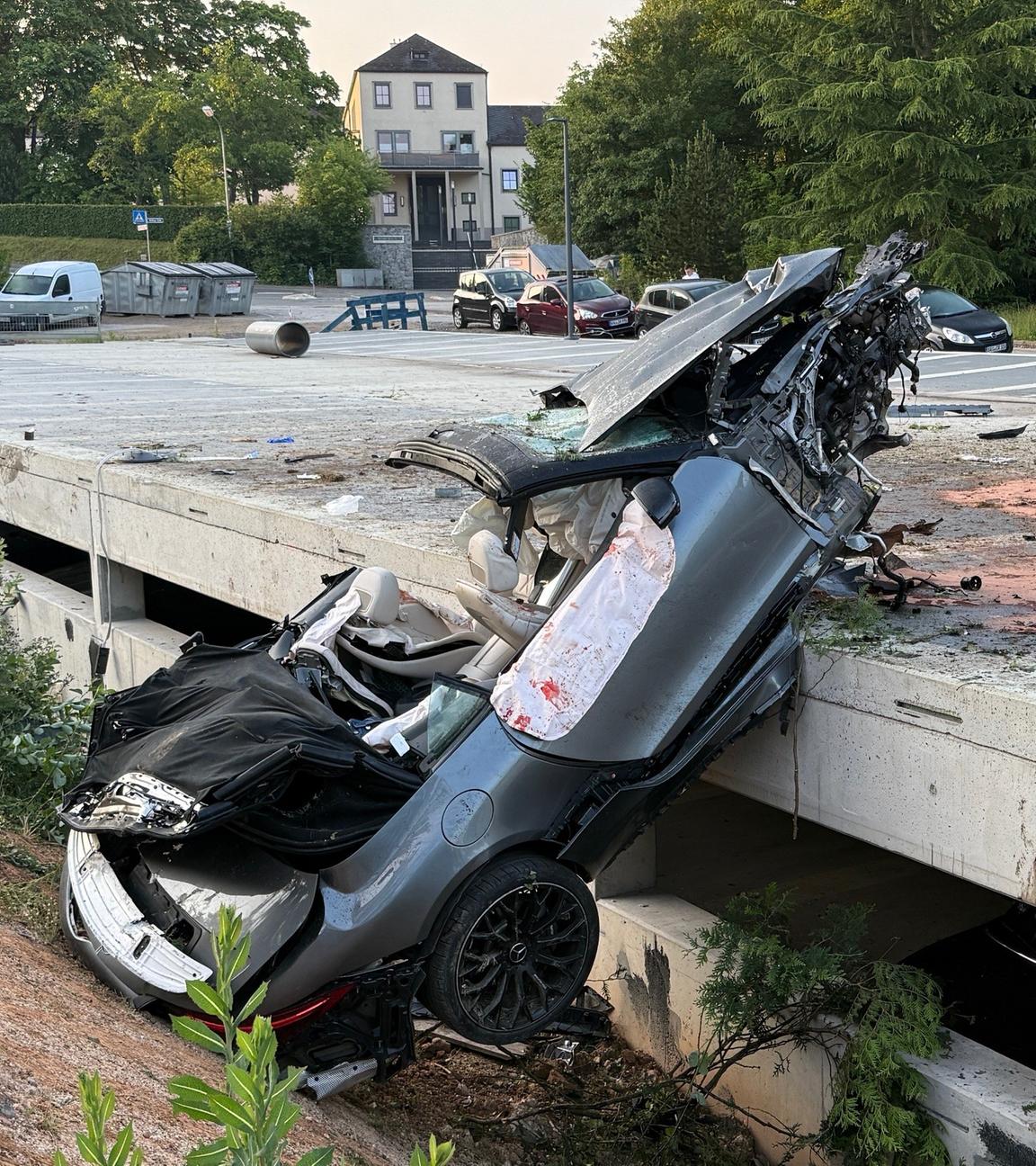 Raser-Unfall: Mercedes fliegt durch die Luft