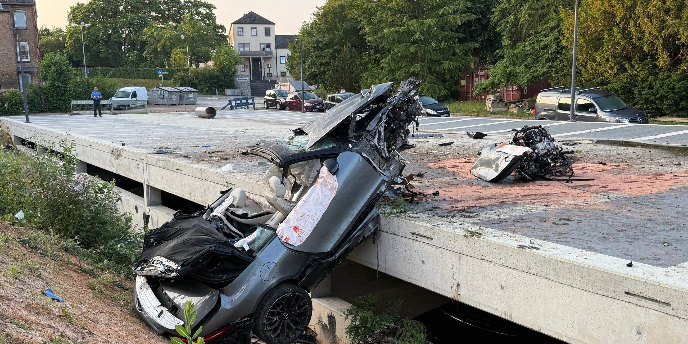 Raser-Unfall: Mercedes fliegt durch die Luft