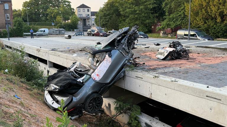 Raser-Unfall: Mercedes fliegt durch die Luft
