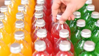 Symbolbild: limonaden-flaschen in gelb, rot und gruen