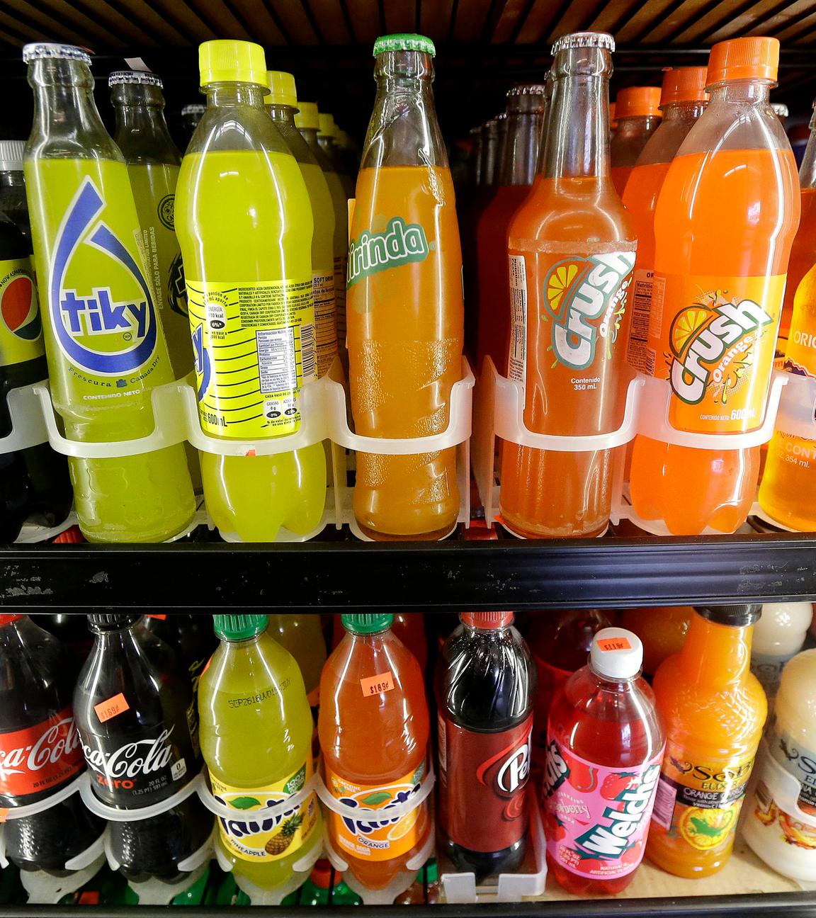 Limonadensorten in einem Kühlschrank