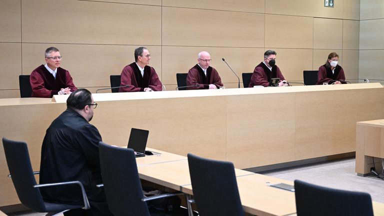 Sitzung des Bundesgerichtshofs zum Fall Lina E.. Die Vertreter der Justiz tragen dunkelrote Roben. 