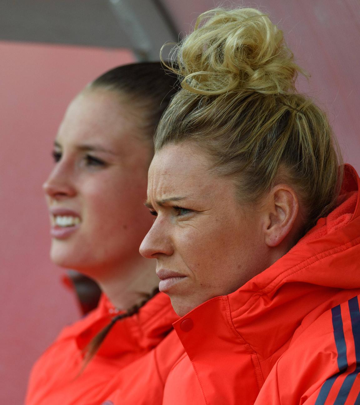 Fußballerin Linda Dallmann von FC Bayern München blickt mit einer Kollegin am 28.03.2026 im Frauen-Bundesligaspiel gegen den 1. FC Nürnberg auf das Spielgeld in München.