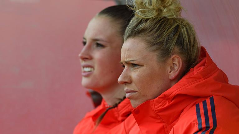 Fußballerin Linda Dallmann von FC Bayern München blickt mit einer Kollegin am 28.03.2026 im Frauen-Bundesligaspiel gegen den 1. FC Nürnberg auf das Spielgeld in München.