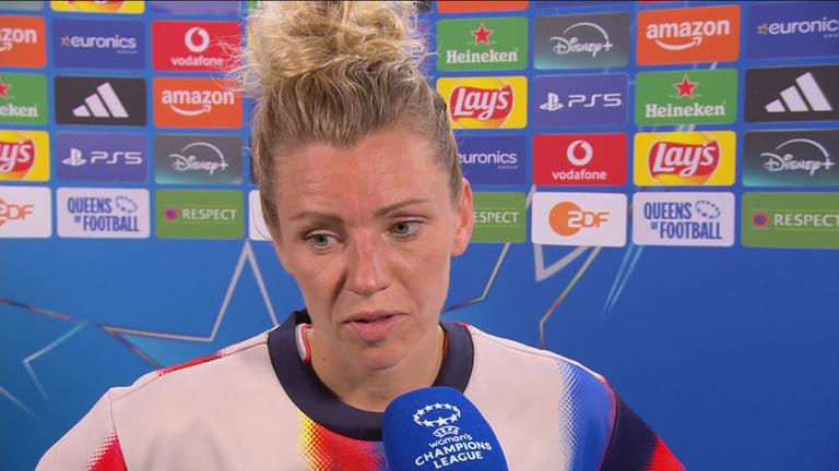 Die Mittelfeldspielerin des FC Bayern Linda Dallmann im Interview nach der Niederlage gegen den FC Barcelona