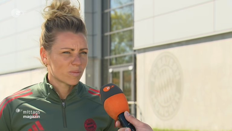 Bayerns Linda Dallmann im Interview mit ZDF-Reporter Felix Tusche