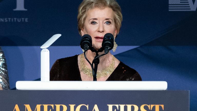 Linda McMahon spricht bei der Gala des "America First Policy Institute"