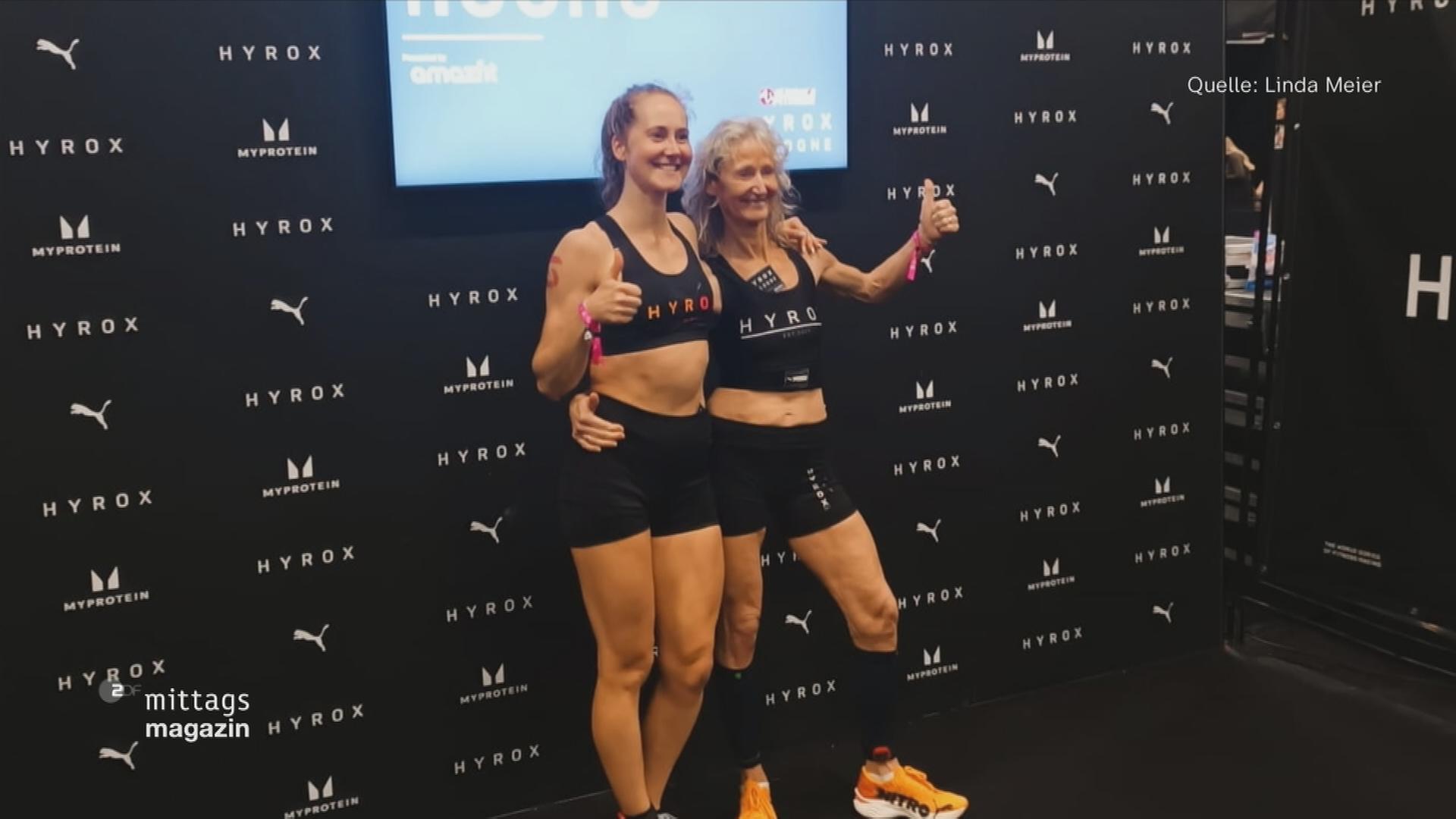 Linda Meier und Mutter Anette zeigen mit ihrem Daumen nach oben