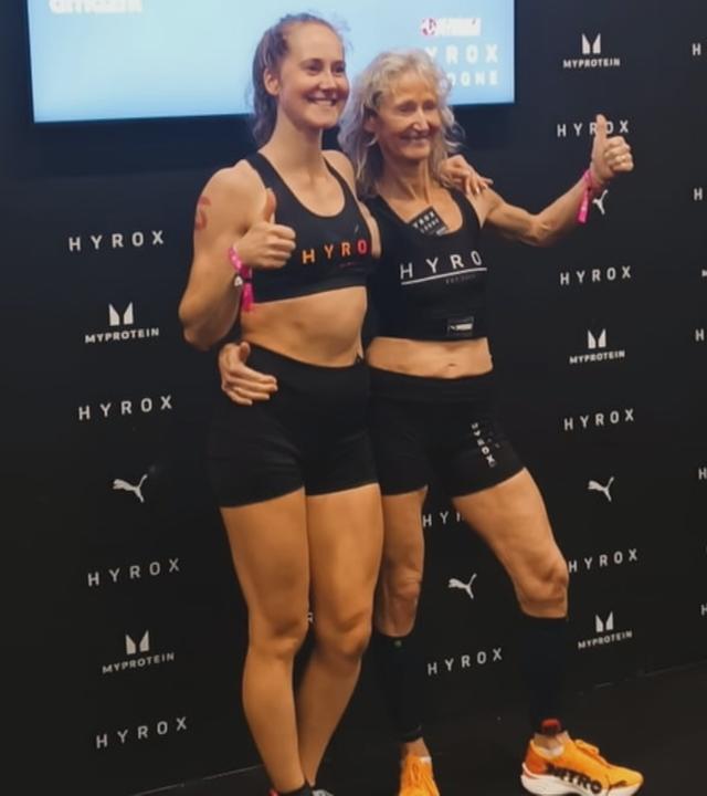 Linda Meier und Mutter Anette zeigen mit ihrem Daumen nach oben