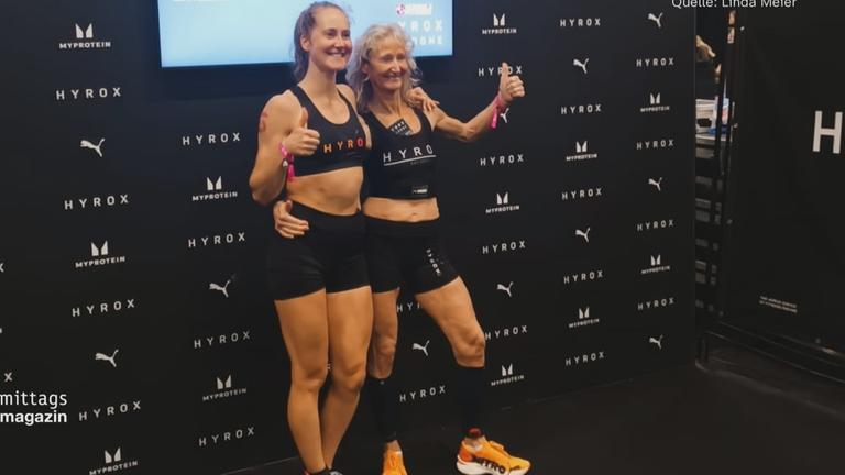 Linda Meier und Mutter Anette zeigen mit ihrem Daumen nach oben