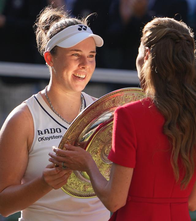 Linda Nosková nimmt nach ihrem Wimbledon-Sieg den Siegerpokal von Prinzessin Kate entgegen.