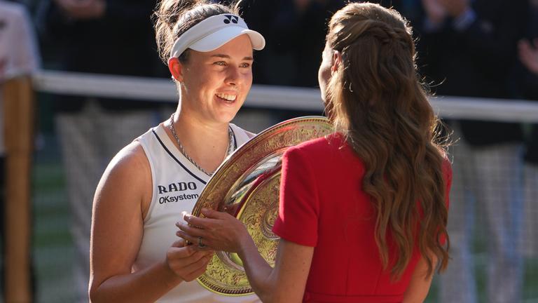 Linda Nosková nimmt nach ihrem Wimbledon-Sieg den Siegerpokal von Prinzessin Kate entgegen.