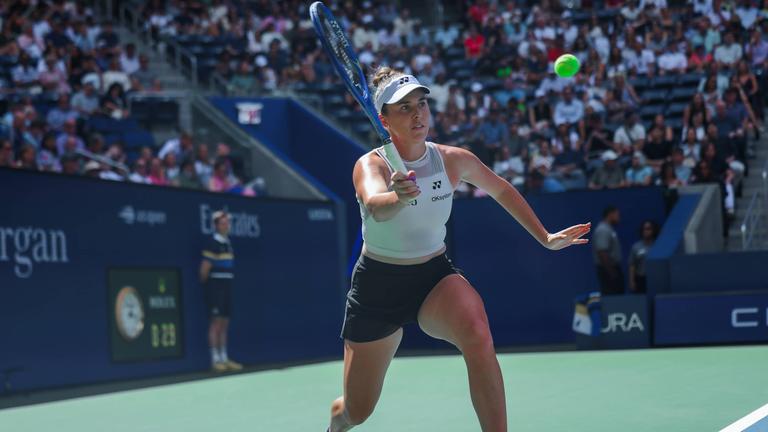 Die tschechische Tennisspielerin Linda Noskova kurz vor dem Rückschlag im US-Open Match gegen Marta Kostyuk