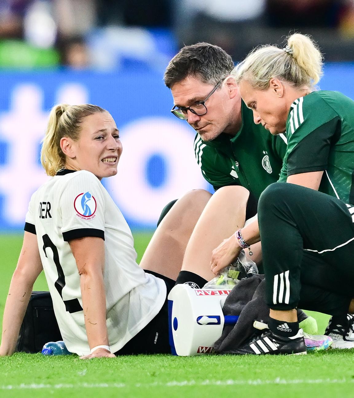 Sarai Linder (l.) verletzt am Boden