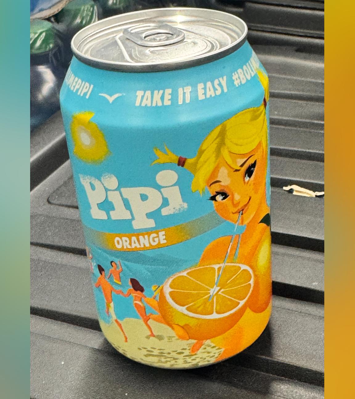 30.08.2025, Kroatien, Porec: Eine Dose Pipi Limonade steht auf einem Tisch. 