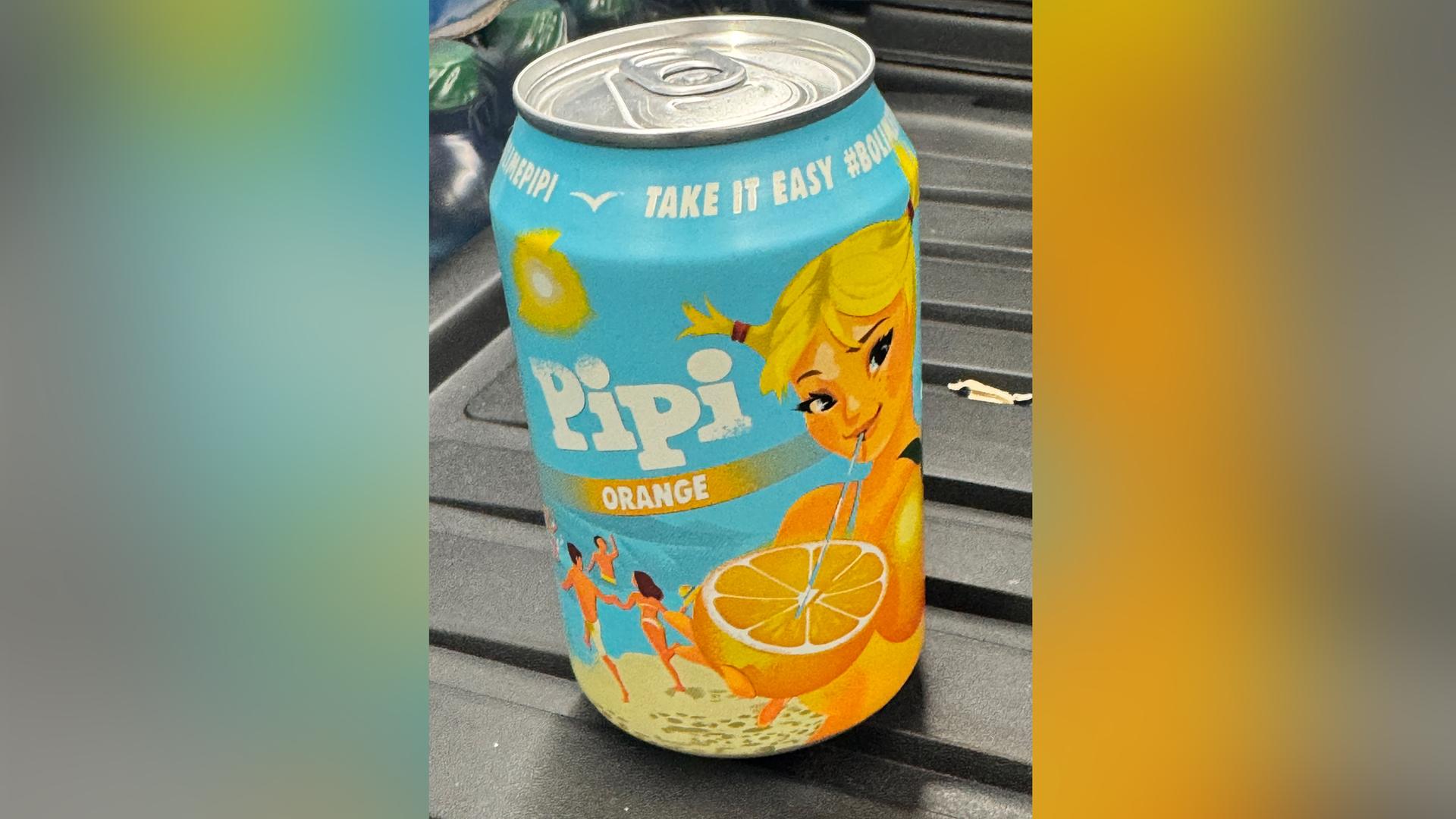 30.08.2025, Kroatien, Porec: Eine Dose Pipi Limonade steht auf einem Tisch. 