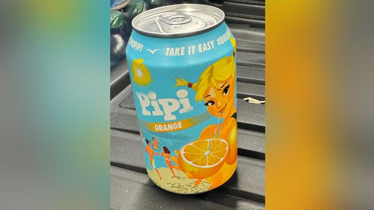 30.08.2025, Kroatien, Porec: Eine Dose Pipi Limonade steht auf einem Tisch. 