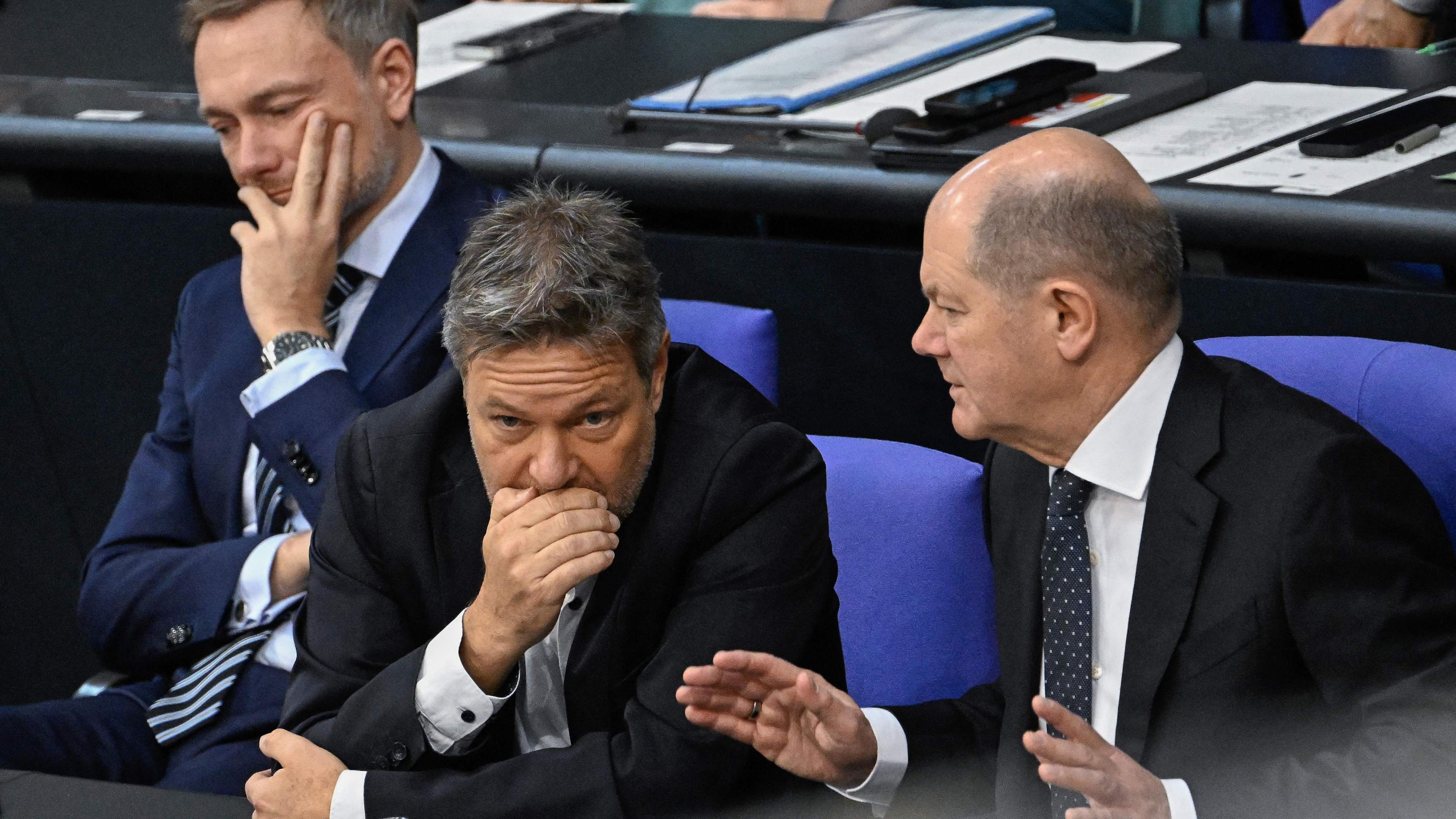 Christian Lindner (l), Robert Habeck und Olaf Scholz am 28.11.2023