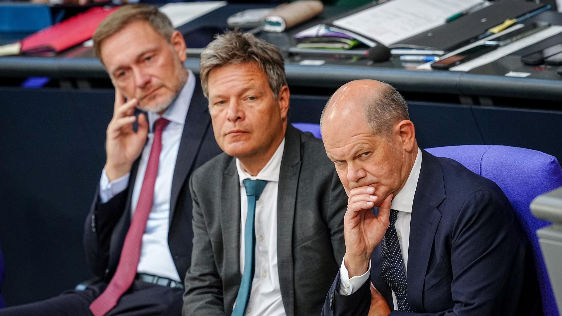 Christian Lindner (l-r, FDP), Bundesminister der Finanzen, Robert Habeck (Bündnis 90/Die Grünen), Bundesminister für Wirtschaft und Klimaschutz, und Bundeskanzler Olaf Scholz (SPD)