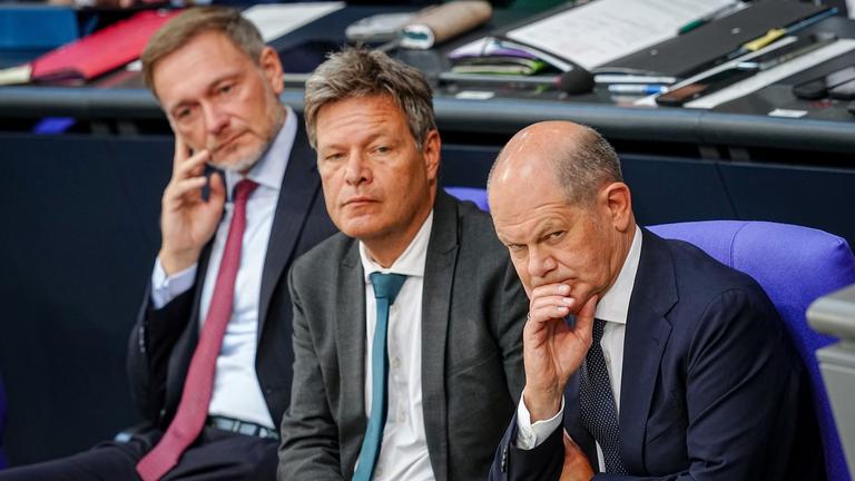 Christian Lindner (l-r, FDP), Bundesminister der Finanzen, Robert Habeck (Bündnis 90/Die Grünen), Bundesminister für Wirtschaft und Klimaschutz, und Bundeskanzler Olaf Scholz (SPD)