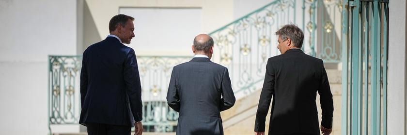 Archiv: Bundeskanzler Olaf Scholz (M, SPD), Robert Habeck (r, Bündnis 90/Die Grünen), Bundesminister für Wirtschaft und Klimaschutz, und Christian Lindner (FDP), Bundesminister der Finanzen, verlassen zum Ende der Klausur des Bundeskabinetts vor dem Schloss Meseberg die Pressekonferenz. Am 31.08.2022