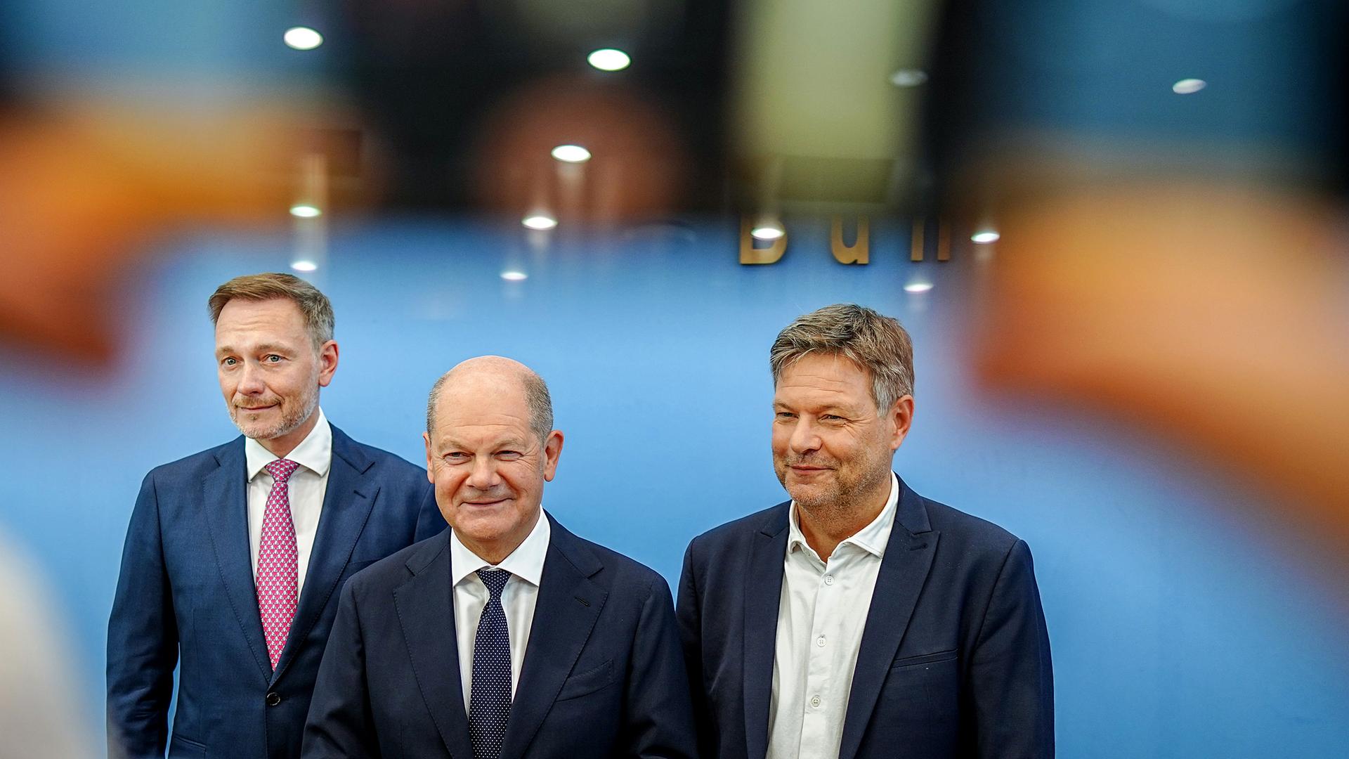 Christian Lindner (l., FDP), Bundesminister der Finanzen, Bundeskanzler Olaf Scholz (M, SPD) und Robert Habeck (Bündnis 90/Die Grünen), Bundesminister für Wirtschaft und Klimaschutz, und Bundeskanzler Olaf Scholz (SPD)