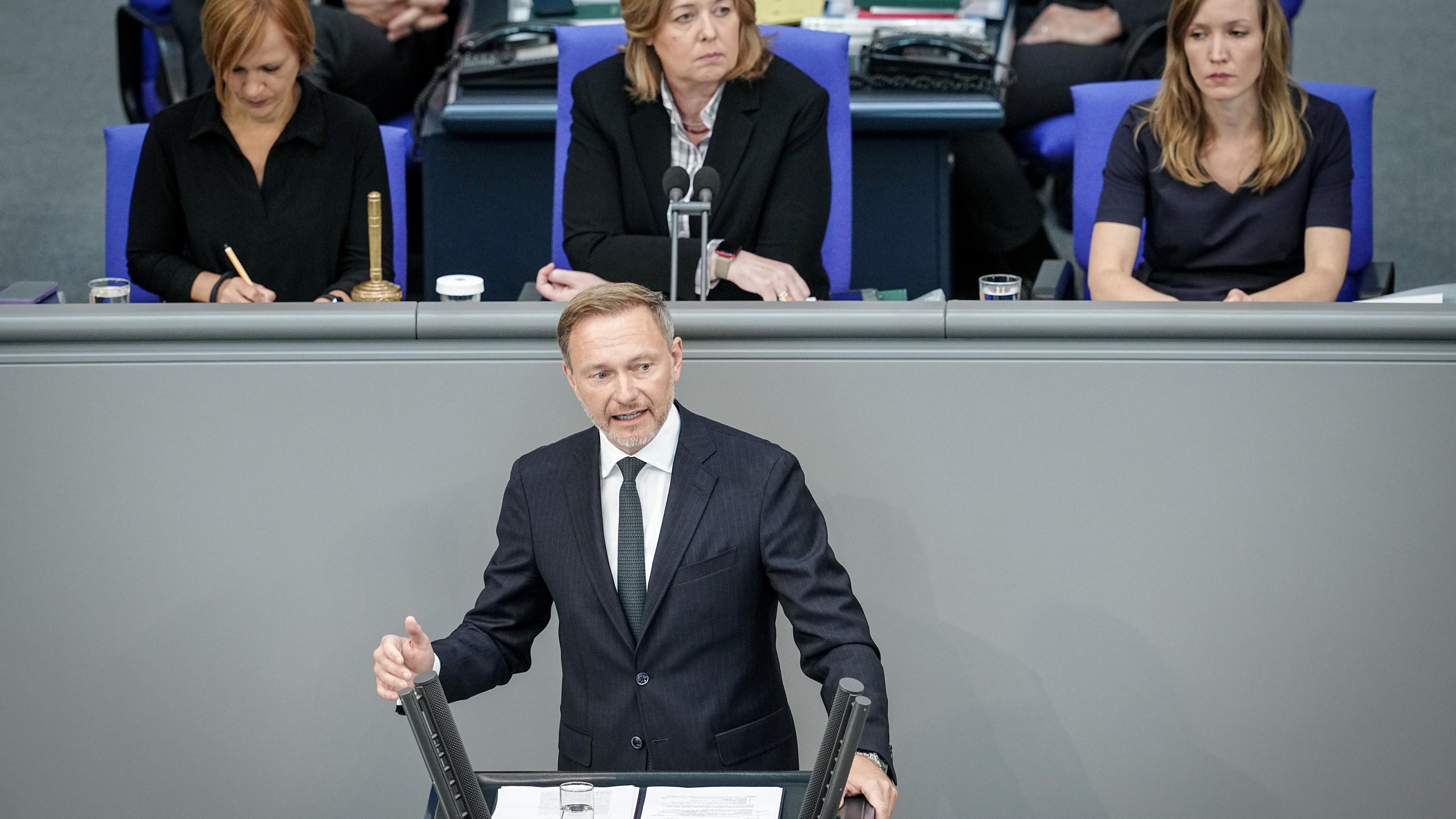 05.09.2023, Berlin: Christian Lindner (FDP), Bundesminister der Finanzen, spricht im Plenarsaal des Bundestags zu Beginn der Haushaltswoche.